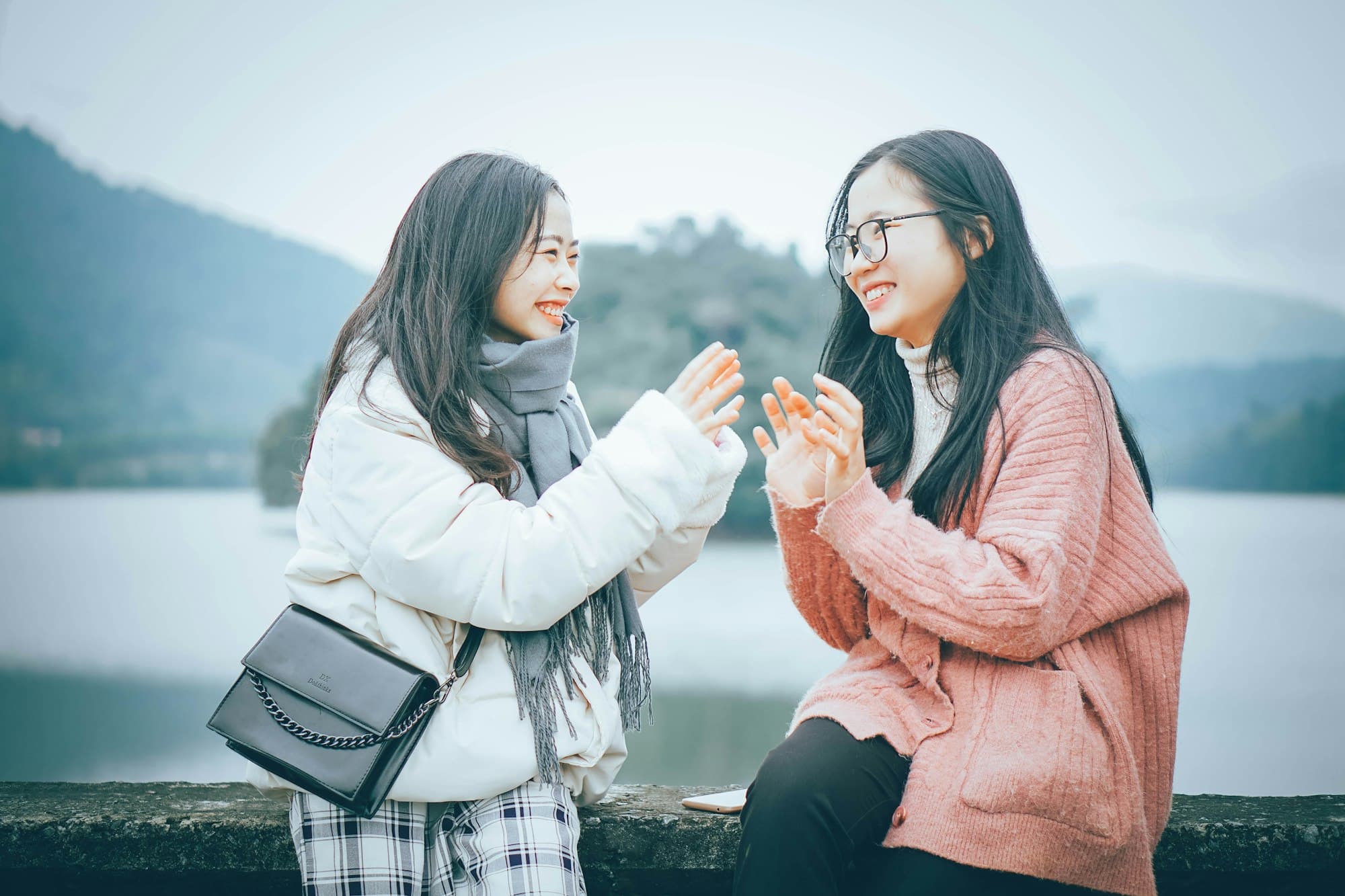 마주 보고 웃는 두 사람