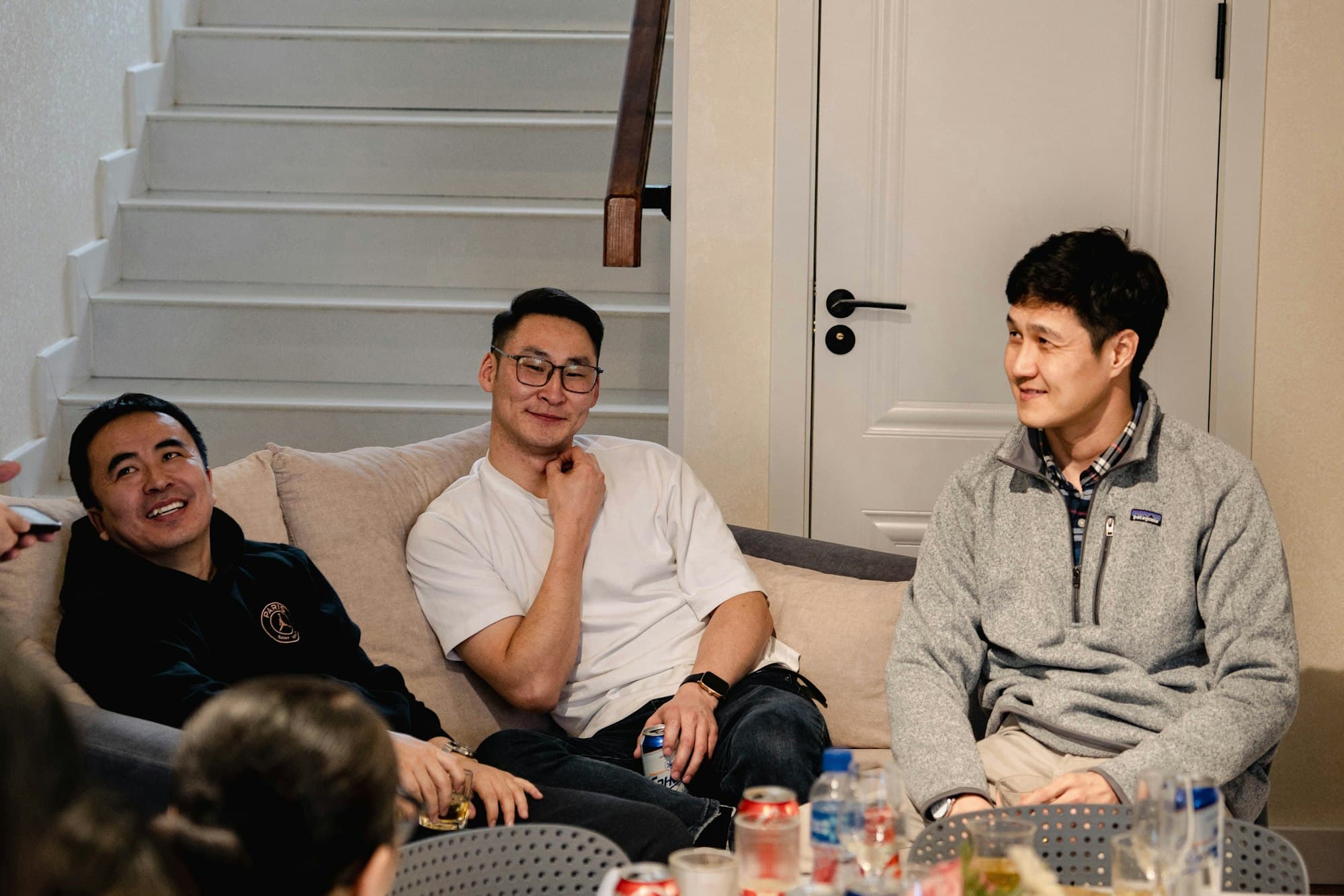 소파에 앉아 대화하는 세 사람